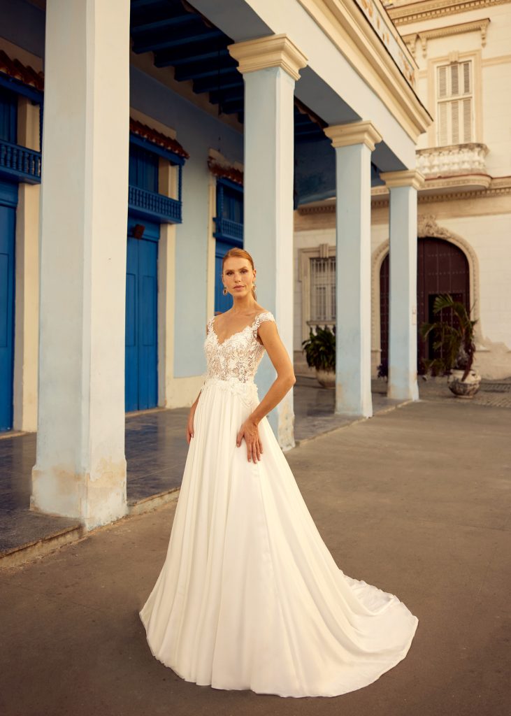 A-lijn trouwjurk Leni met kant lijfje, glinsterende pailletten, 3D bloemen en vloeiende chiffon rok.