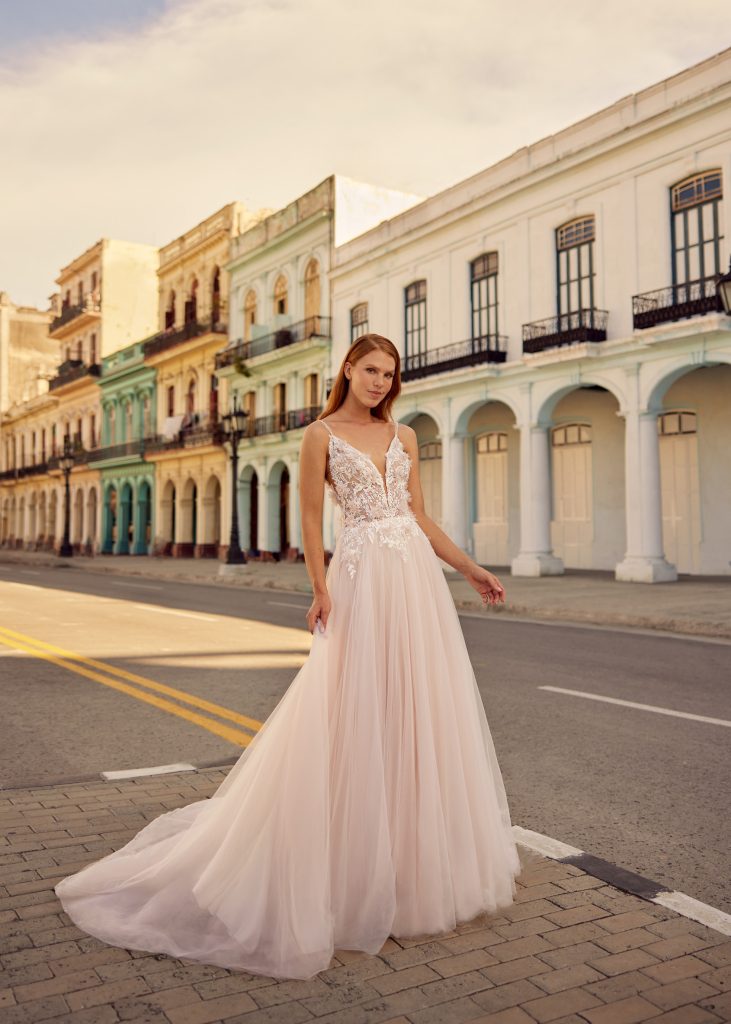 A-lijn trouwjurk Livia met plunge halslijn, 3D bloemenkant en flatterende A-lijn rok.