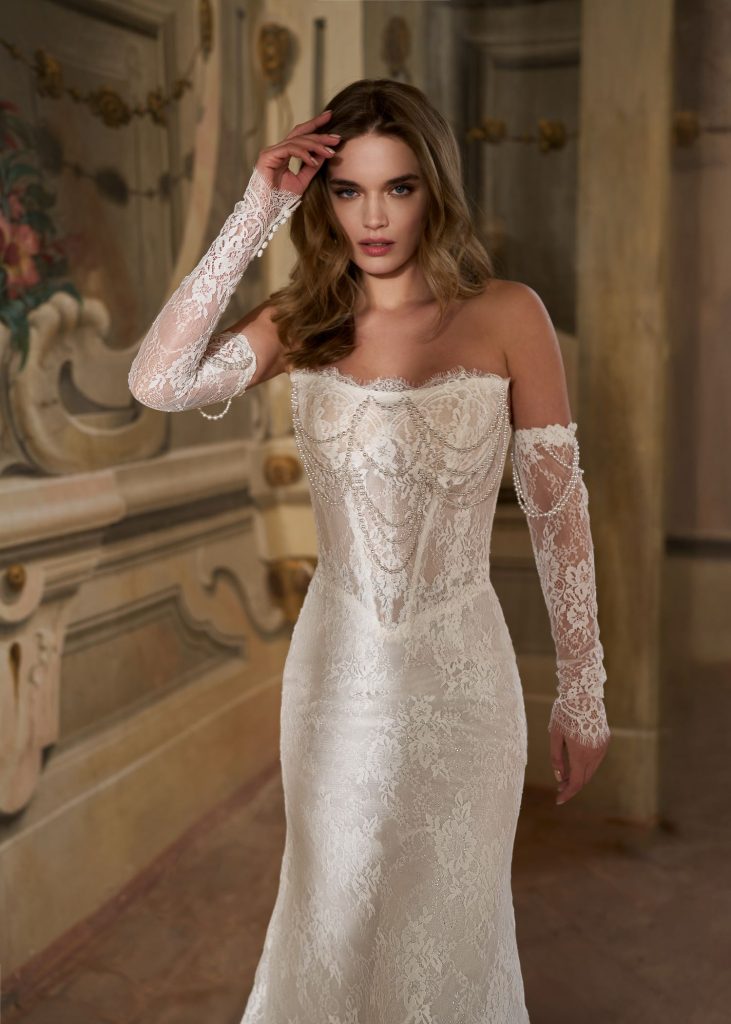 All-over kanten fit-and-flare trouwjurk met parels, afneembare illusion lange kanten mouwen en elegante, romantische uitstraling.