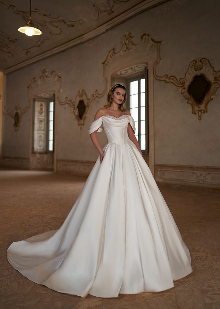 Nirit top van mikado met sweetheart halslijn, parelversiering, zacht cowl-detail en off-the-shoulder bandjes; verkrijgbaar als Nirit-B in satijn.