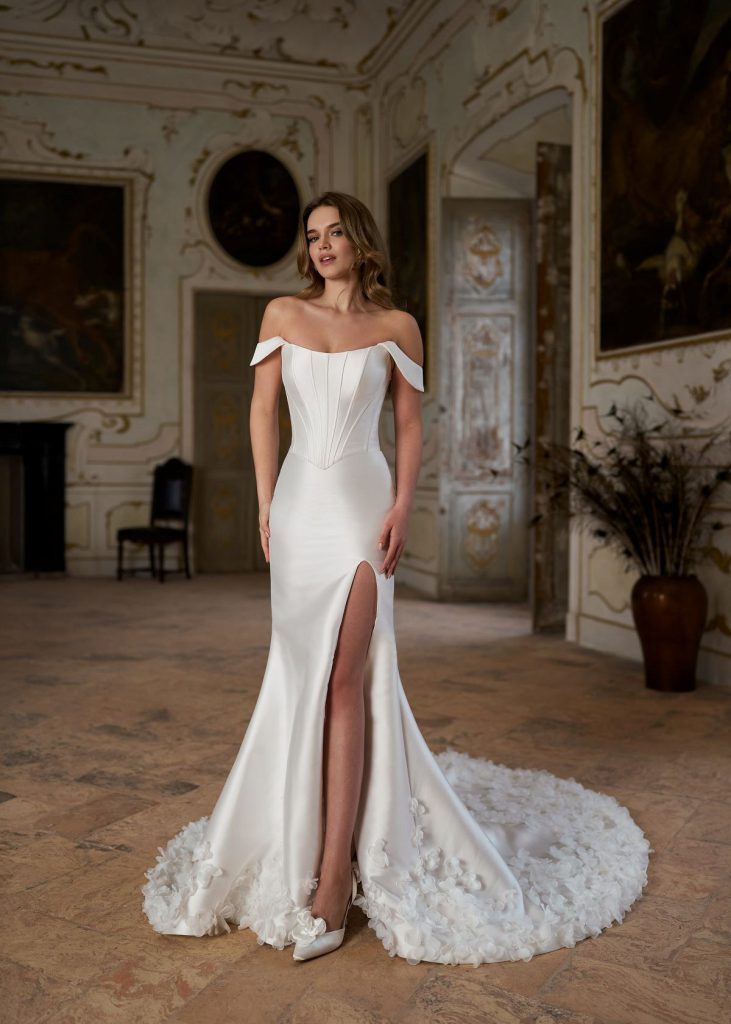 Mikado fit-and-flare bruidsrok met hoge split, 3D bloemenapplicaties rond de sleep; combineerbaar met losse tops zoals Nirit top.