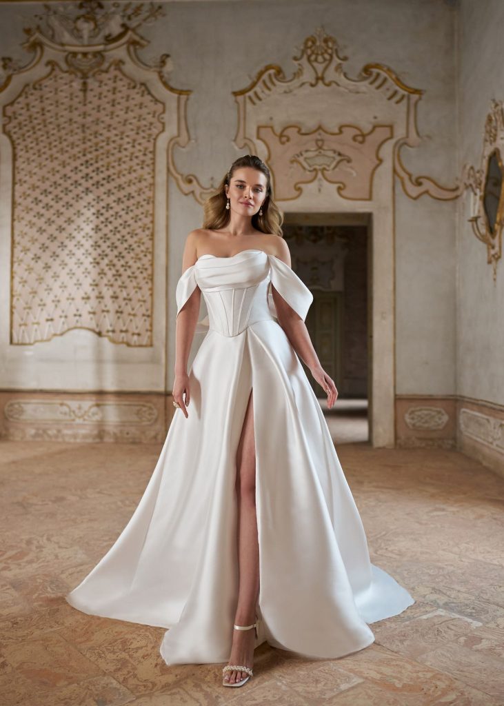 Mikado top Noor met sweetheart halslijn, cowl-detail, off-the-shoulder bandjes en Baskisch taille; ook verkrijgbaar in satijn als Noor-B.