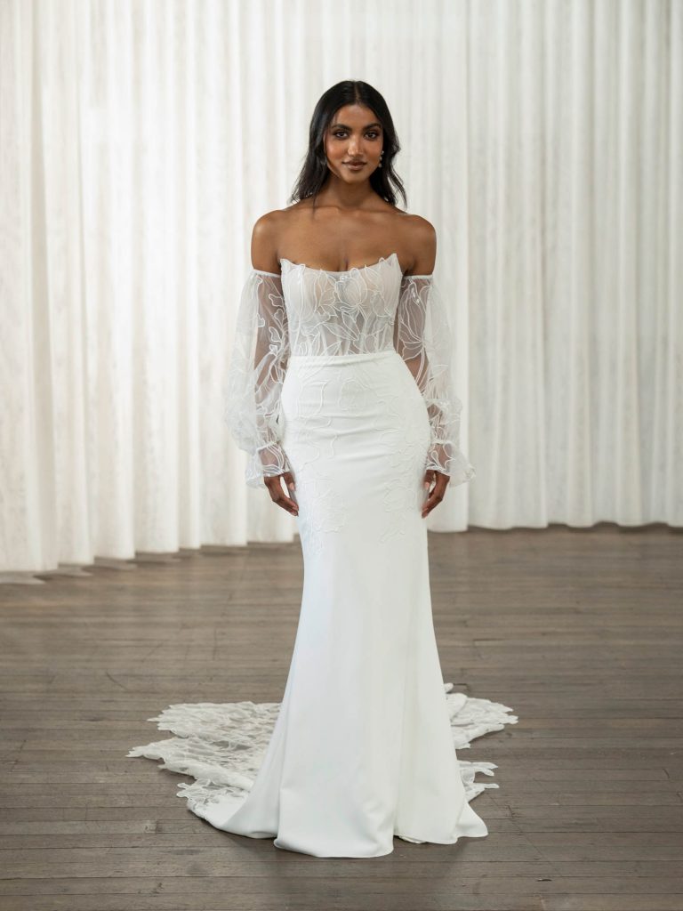 Fit-and-flare trouwjurk Tamra van lichte crêpe met illusion lijfje, abstracte bloemmotieven, afneembare lange mouwen en Watteau-sleep.