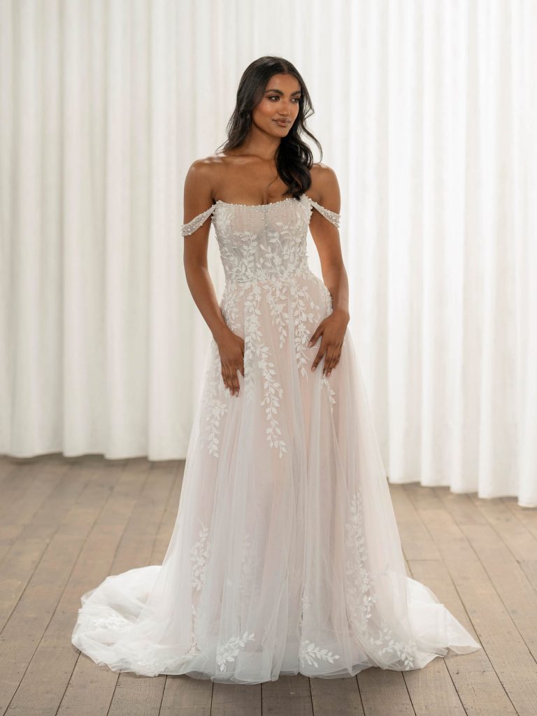 A-lijn trouwjurk Thorne van Madi Lane met off-shoulder halslijn, handgeborduurde parels, 3D-kant en illusion sleep.