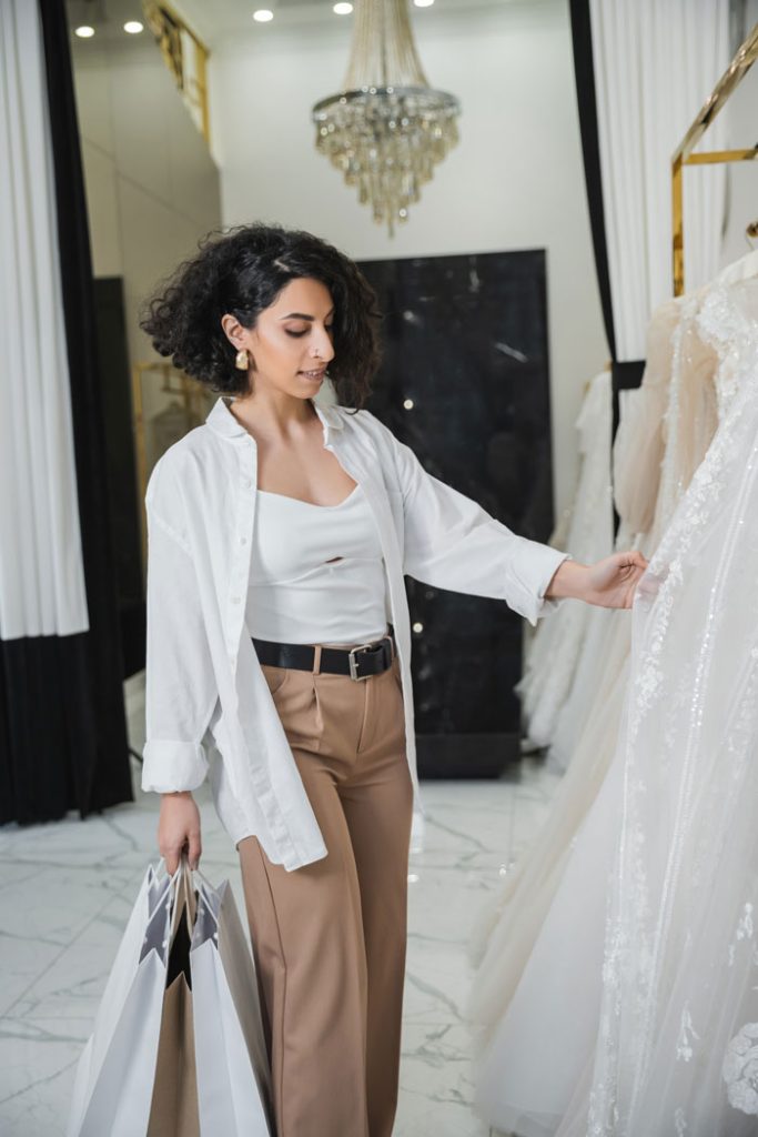 Vrouw die een bruidsjurk koopt en haar droomjurk past bij Charmé Bridal