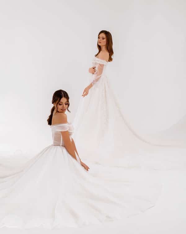 Twee vrouwen in witte jurken bij Charmé Bridal tijdens het passen van bruidsjurken in Nijmegen