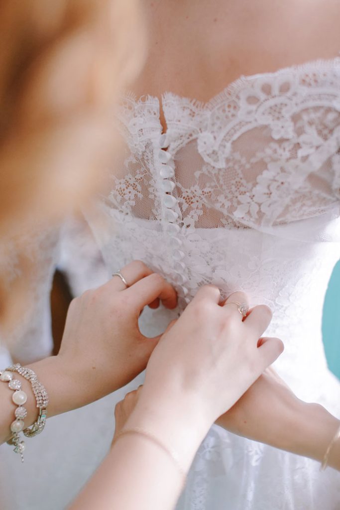 Klant past een trouwjurk tijdens een persoonlijke pasafspraak bij Charmé Bridal