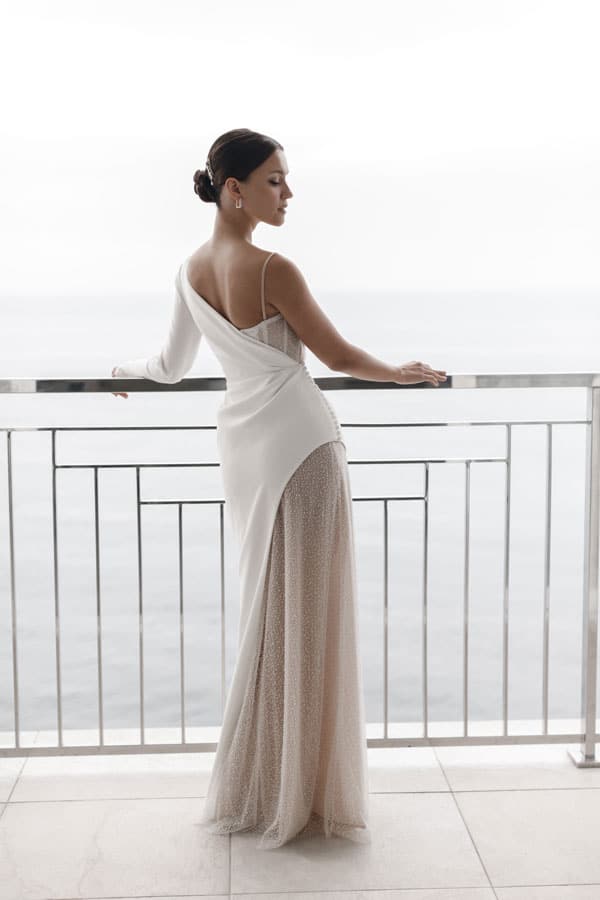 Vrouw draagt een minimalistische trouwjurk met verfijnde uitstraling