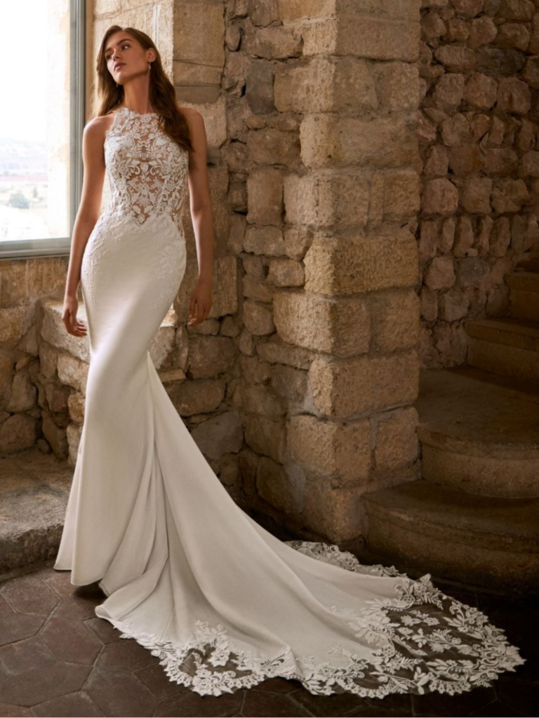 ÉTOILE by ÉLYSÉE Gabriella trouwjurk met romantische details en een elegant vrouwelijk silhouet.
